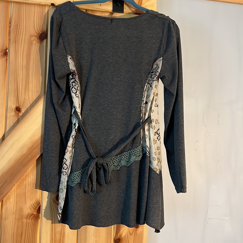 The Pyramid Collection Tunic Top Mixed Fabrics - Picture 6 of 8